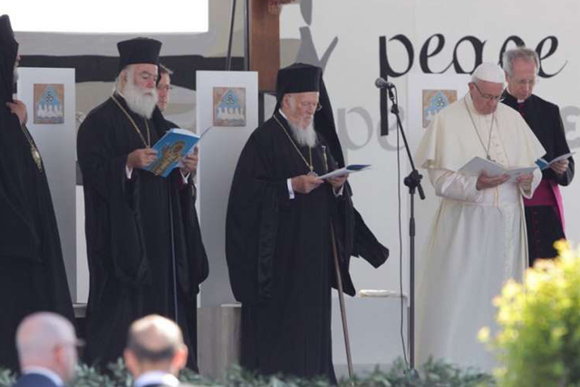 Pope Francis leads an ecumenical prayer gathering in Bari July 7, 2018. Credit: Daniel Ibaez/CNA